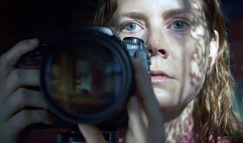 جولیانا مور در فیلم زنی پشت پنجره